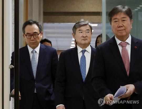 국가정보원장 후보자로 지명된 조태용 국가안보실장(가운데)과 외교부 장관 후보자로 지명된 조태열 전 외교부 2차관(왼쪽)이 지난달 19일 서울 용산 대통령실 청사에서 열린 김대기 대통령 비서실장(오른쪽)의 외교·안보 라인 수뇌부 인선안 발표 브리핑에 입장하고 있다. 연합뉴스